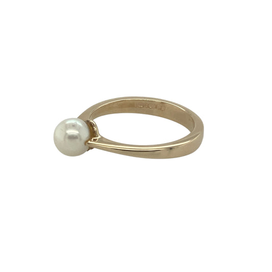 Add classic elegance and timeless beauty to your collection with this pre-owned 9ct yellow gold pearl solitaire-style ringβa graceful piece that exudes sophistication and charm.
Design: The ring features a single lustrous pearl measuring approximately 6mm by 6mm, presented in a traditional solitaire style that highlights its natural radiance.
Material: Made from 9-carat yellow gold, the polished finish enhances the warmth of the gold and perfectly complements the pearlβs soft sheen.