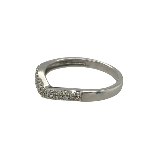 Add graceful sparkle and modern elegance to your collection with this pre-owned 9ct white gold diamond set wishbone ringβa timeless design symbolising luck, hope, and harmony.
Design: The ring features a classic wishbone shape adorned with sparkling diamonds along the curve, creating a delicate and refined look.
Material: Made from 9-carat white gold, the polished finish enhances the ringβs bright, contemporary tone and complements the brilliance of the diamonds.