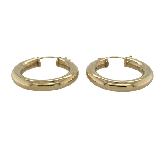 Bring classic shine and timeless simplicity to your collection with these pre-owned 9ct yellow gold plain hoop tube creole earrings—an elegant staple for any jewellery wardrobe.
Design: Featuring a smooth tube-style hoop in a traditional creole shape, these earrings offer a clean and polished look that suits any occasion.
Material: Made in 9-carat yellow gold, the bright polished finish adds a warm, radiant glow.