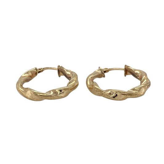 Bring refined texture and classic shine to your collection with these pre-owned 9ct yellow gold twisted brushed-effect hoop creole earrings—an elegant pair with timeless appeal.
Design: Featuring a traditional creole hoop enhanced with a twisted design and a subtle brushed-effect finish, these earrings offer a stylish blend of texture and sophistication.
Material: Made in 9-carat yellow gold, the combination of polished and brushed surfaces creates a warm, eye-catching contrast.