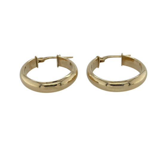 Bring classic simplicity and timeless shine to your collection with these pre-owned 9ct yellow gold plain oval creole earrings—an elegant everyday essential.
Design: Featuring a smooth oval creole shape, these earrings offer a clean, polished look that suits any style or occasion.
Material: Made in 9-carat yellow gold, the bright polished finish provides a warm, radiant glow.