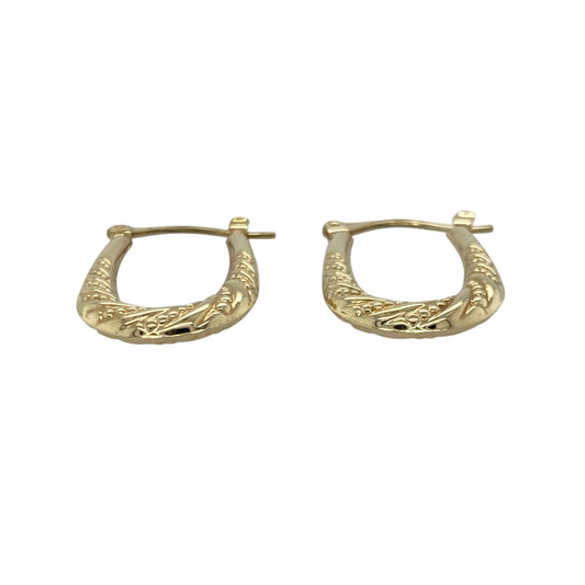 Bring elegant detail and classic shine to your collection with these pre-owned 9ct yellow gold patterned oval creole earrings—an understated pair with timeless appeal.
Design: Featuring a refined patterned finish on a traditional oval creole shape, these earrings offer gentle texture that enhances their elegant profile.
Material: Made in 9-carat yellow gold, the polished surface highlights the fine detailing with a warm, radiant glow.