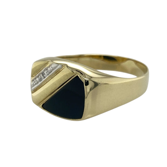 Bring bold contrast and classic style to your collection with this pre-owned 9ct yellow gold diamond and onyx signet ring—an impressive piece offering strong presence, refined detail, and timeless appeal.
Design: This size Z signet ring features an 11mm high front set with a polished onyx panel, accented by a single diamond for a subtle touch of sparkle against the deep black stone.