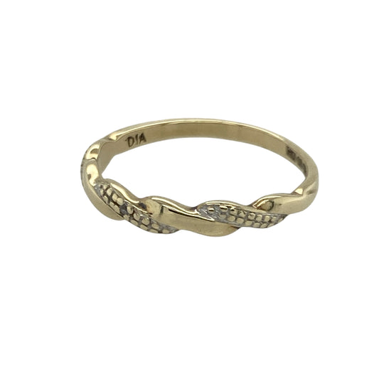 Bring subtle sparkle and elegant movement to your collection with this pre-owned 9ct yellow gold diamond twist band ring—an understated piece offering graceful design and timeless charm.
Design: This size M band features a 3mm wide twisted front, enhanced with delicate diamonds that add a gentle shimmer along the flowing shape.
Material: Made from 9-carat yellow gold, the warm tone beautifully complements the diamonds’ bright, refined sparkle.