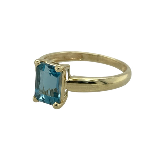 Bring vibrant colour and refined simplicity to your collection with this pre-owned 9ct yellow gold blue topaz ringβan elegant piece offering bright sparkle and timeless charm.
Design: This size J ring features a 7mm by 5mm rectangular blue topaz, displaying its crisp sky-blue tone in a clean, classic setting that highlights the stoneβs natural brilliance.
Material: Made from 9-carat yellow gold, the warm tone beautifully complements the cool, sparkling hue of the topaz.