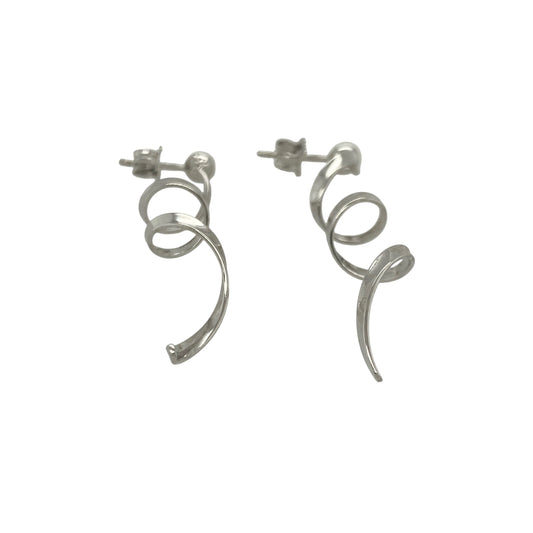 Bring modern elegance and graceful movement to your collection with these pre-owned 9ct white gold swirl drop earrings—an eye-catching pair offering contemporary style and refined shine.
Design: These earrings feature flowing swirl-shaped drops that create a sleek, sculpted look with gentle movement when worn.
Material: Made from 9-carat white gold, the cool-toned polished finish enhances their modern, radiant appeal.