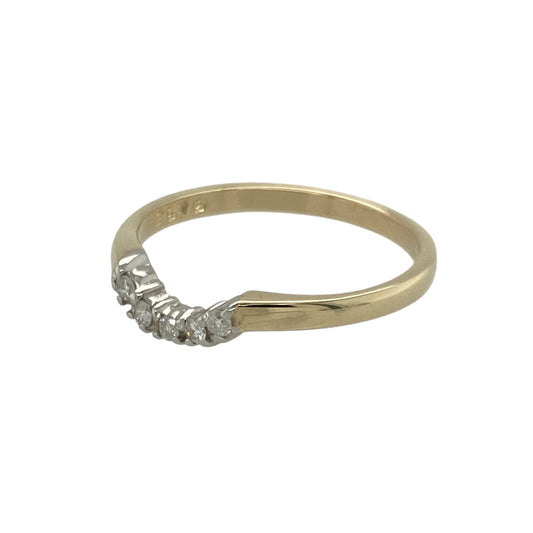 Bring subtle sparkle and graceful shape to your collection with this pre-owned 9ct yellow gold diamond wishbone ring—an elegant piece offering timeless style and refined simplicity.
Design: This size Q band features a curved wishbone front highlighted with delicate diamonds, creating a soft, flowing silhouette with added brilliance.
Material: Made from 9-carat yellow gold, the ring displays a polished, warm tone that enhances the sparkle of the diamonds.