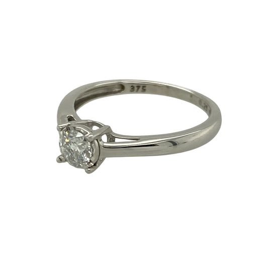 Bring classic sparkle and elegant simplicity to your collection with this pre-owned 9ct white gold diamond solitaire ring—an attractive piece offering timeless style and refined brilliance.
Design: This size M ring features an illusion-set brilliant-cut diamond of approximately 0.25ct, designed to maximise light and create a larger, more radiant appearance.
Material: Made from 9-carat white gold, the polished finish enhances the diamond’s bright sparkle while providing a clean, modern look.