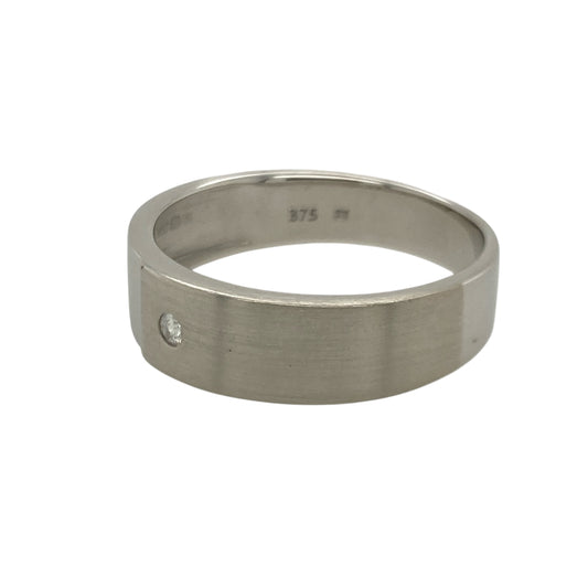 Bring modern texture and refined sparkle to your collection with this pre-owned 9ct white gold diamond band ring—an elegant piece offering contemporary style and subtle brilliance.
Design: This size U band features a 6mm wide front with a brushed effect contrasted by polished detailing, highlighted with diamonds for a sleek, sophisticated look.
Material: Made from 9-carat white gold, the cool-toned finish enhances the modern styling and complements the sparkle of the diamonds.