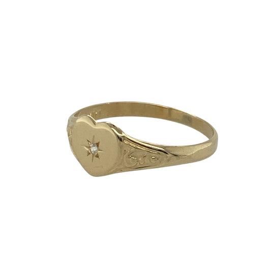 Bring sweet sparkle and warm golden charm to your collection with this pre-owned 9ct yellow gold diamond heart signet ring—an elegant piece offering delicate detail and timeless appeal.
Design: This size I ring features a 6mm high heart-shaped signet front, accented with a sparkling diamond for a subtle, romantic touch.
Material: Made from 9-carat yellow gold, the polished finish enhances its soft, radiant shine and complements the diamond’s gentle brilliance.