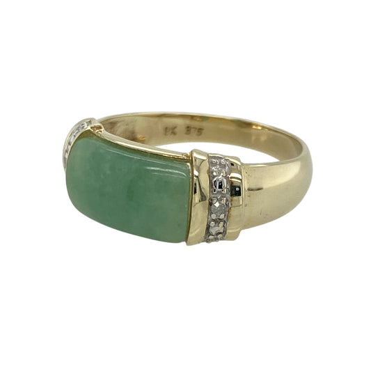 Bring serene colour and refined elegance to your collection with this pre-owned 9ct yellow gold jade and diamond ring—an eye-catching piece offering timeless beauty and graceful style.
Design: This size P ring features an approximately 7mm by 12mm jade stone, displaying its smooth, soothing green tone, accented by diamonds that add subtle sparkle and balanced detail.
Material: Made from 9-carat yellow gold, the polished finish provides a warm, classic glow that complements the natural beauty of the jade.