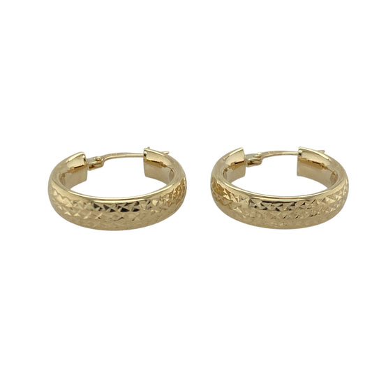 Bring elegant texture and warm golden shine to your collection with these pre-owned 9ct yellow gold textured hoop creole earrings—an attractive pair offering timeless style and refined detail.
Design: These hoop creole earrings feature a textured patterned finish that adds depth, sparkle, and visual interest to their classic shape.
Material: Made from 9-carat yellow gold, the polished surfaces enhance the warm tone of the metal while highlighting the intricate texture.