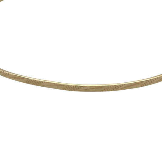 Bring elegant texture and warm golden shine to your collection with this pre-owned 9ct yellow solid gold patterned bangleβan attractive piece offering timeless style and refined detail.
Design: This bangle features a delicate 2mm patterned finish, adding subtle depth and visual interest to its classic circular form.
Material: Made from solid 9-carat yellow gold, the polished surface enhances its radiant, long-lasting shine.