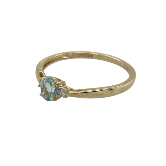 Bring soft colour and elegant sparkle to your collection with this pre-owned 9ct yellow gold blue topaz and diamond trilogy ring—an attractive piece offering timeless charm and refined detail.
Design: This size Q ring features a 5mm by 4mm oval blue topaz at the centre, framed by diamonds on either side to create a classic trilogy arrangement with balanced brilliance and colour.