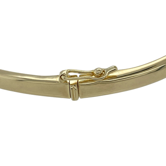 Bring vibrant colour and elegant charm to your jewellery collection with this pre-owned 9ct yellow gold diamond, amethyst and peridot flower wrap-around hinged bangle β a striking piece full of personality and refined detail.
Design: The bangle features a beautiful wrap-around style finished with a floral arrangement of amethyst and peridot stones, enhanced with sparkling diamonds for added brilliance and contrast.