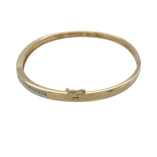 Bring refined sparkle and modern elegance to your jewellery collection with this pre-owned 9ct yellow and white gold diamond pavΓ© set hinged bangle β a sleek and sophisticated piece with timeless appeal.
Design: The bangle is 3mm wide and features a pavΓ© diamond section that adds bright, delicate shimmer while maintaining a smooth, contemporary profile.
Material: Made from 9ct yellow and white gold, the two-tone finish enhances the clean design and beautifully complements the sparkle of the pavΓ© diamonds.