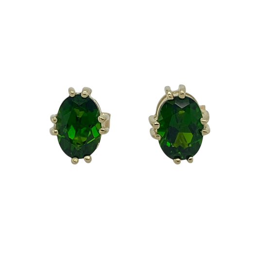 Bring rich colour and refined elegance to your accessory collection with these pre-owned 9ct gold oval green stone stud earrings — a vibrant pair with timeless appeal.
Design: Each earring features a 7mm by 5mm oval chrome-diopside–coloured green stone, offering deep, vivid colour in a classic and eye-catching stud style.
Material: Made from 9ct gold, the polished finish provides a warm contrast that enhances the striking green tones of the stones.