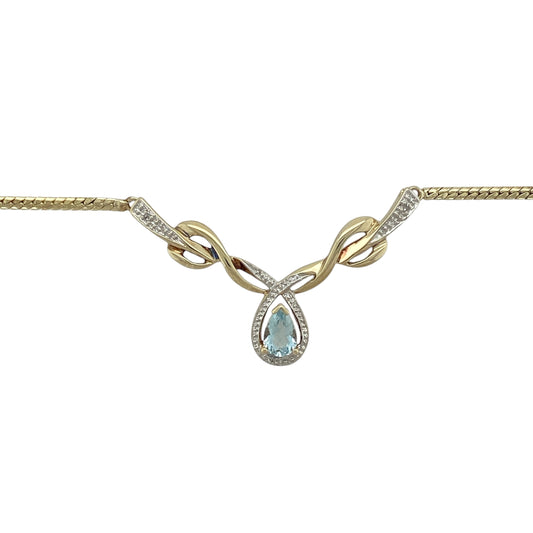 Bring vibrant colour and sleek elegance to your jewellery collection with this pre-owned 9ct yellow and white gold diamond and blue topaz flat snake necklace β a refined piece with modern shine and timeless sparkle.
Design: The necklace features a 6mm by 4mm teardrop-shaped blue topaz at the centre, highlighted with delicate diamonds for added brilliance. The flat snake chain offers a smooth, fluid look that sits beautifully against the skin.