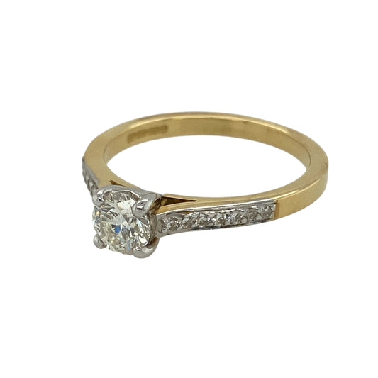 Bring classic brilliance and elegant detail to your jewellery collection with this new 9ct yellow gold diamond solitaire ring — a timeless piece with beautifully enhanced sparkle.
Design: The ring features a striking central diamond of approximately 0.64ct, complemented by diamond-set shoulders that add refined shimmer and balance to the design.
Material: Made from 9ct yellow gold, the polished finish enhances the warm tone of the band and contrasts beautifully with the bright sparkle of the diamonds.