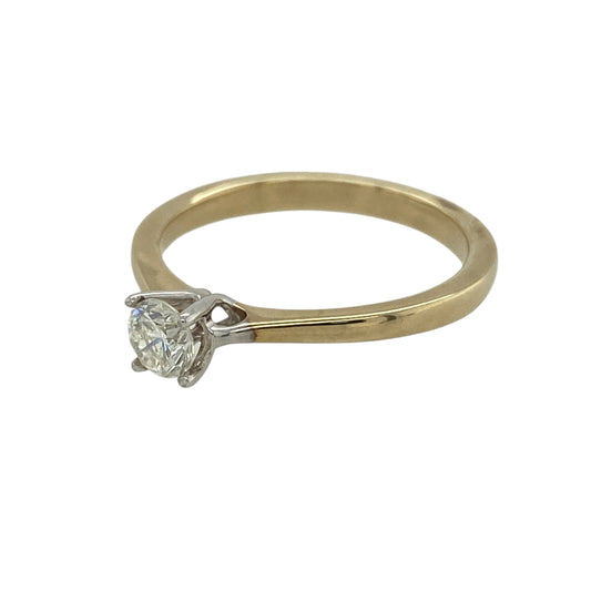Bring timeless brilliance and elegant simplicity to your jewellery collection with this new 9ct yellow gold diamond solitaire ring — a classic piece with refined sparkle.
Design: The ring features an approximately 0.34ct brilliant-cut diamond at the centre, offering bright, eye-catching fire in a traditional solitaire style.
Material: Made from 9ct yellow gold, the polished finish enhances the warm tone of the band and beautifully complements the diamond’s natural radiance.