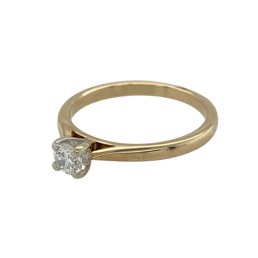 Bring classic brilliance and refined elegance to your jewellery collection with this new 9ct yellow gold diamond solitaire ring — a timeless choice with bright, meaningful sparkle.
Design: The ring features an approximately 0.25ct brilliant-cut diamond at the centre, offering crisp, eye-catching sparkle in a traditional solitaire style.
Material: Made from 9ct yellow gold, the polished finish enhances the warm tone of the band and beautifully complements the diamond’s natural radiance.