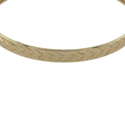 Bring sweet sentiment and classic golden charm to your little oneβs jewellery collection with this pre-owned 9ct yellow gold arrow-patterned expanding baby bangleβan adorable keepsake designed for both comfort and style.
Design: This beautifully patterned bangle features a delicate arrow motif around the band, adding subtle texture and character.