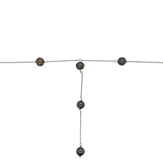 Bring refined elegance and timeless contrast to your collection with this pre-owned 18ct white gold black pearl drop necklaceβan exquisite piece that blends classic sophistication with modern appeal.
Design: This graceful 16.5" necklace features lustrous black pearls, each approximately 6mm in diameter, arranged in an elegant drop style that offers gentle movement and a beautifully balanced look. The deep iridescence of the pearls creates a striking contrast against the bright white gold.