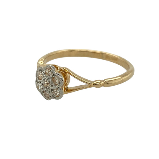 Bring vintage charm and refined sparkle to your collection with this pre-owned 18ct yellow gold diamond set Art Deco flower ring—an elegant piece inspired by classic design and timeless beauty.
Design: This vintage-style ring features a flower motif in an Art Deco aesthetic, with the front measuring approximately 7mm high. Diamond accents add subtle brilliance, enhancing the geometric floral design and giving the ring a graceful, period-inspired look.