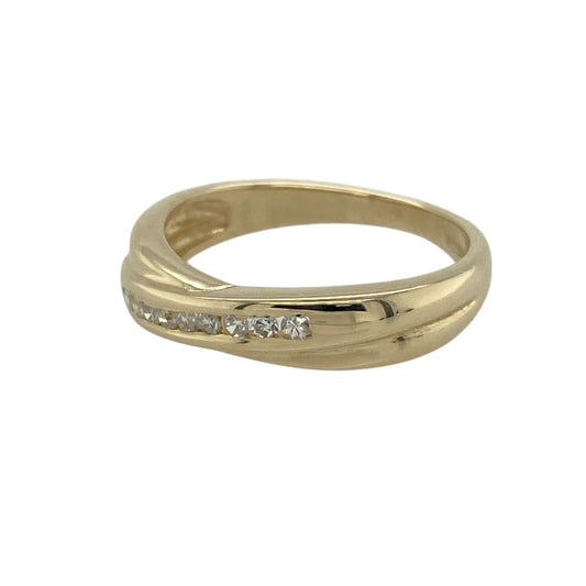 Bring elegant movement and refined sparkle to your collection with this pre-owned 9ct yellow gold diamond set crossover band ring—an understated yet stylish piece with timeless appeal.
Design: The front of the band measures 4mm wide and features a graceful crossover design, accented with diamonds that add subtle brilliance. The flowing style creates a soft, modern look while remaining easy to wear.