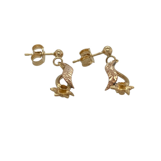 Bring graceful Welsh heritage and floral charm to your jewellery collection with these pre-owned 9ct yellow and rose Welsh gold daffodil drop earrings, celebrating an iconic symbol of Wales with warm, elegant colour.
Design: The earrings feature delicate daffodil drop motifs, beautifully shaped to capture the flowing petals and gentle movement of the flower, offering elegant movement and refined visual appeal.