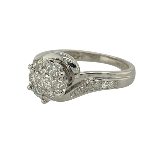 Bring contemporary elegance and eye-catching sparkle to your jewellery collection with this pre-owned 9ct white gold & diamond set solitaire twist style cluster ring, combining flowing design with classic brilliance.
Design: The ring features a graceful twist-style setting that leads into a clustered diamond focal point, creating a dynamic and elegant look with added depth and movement.