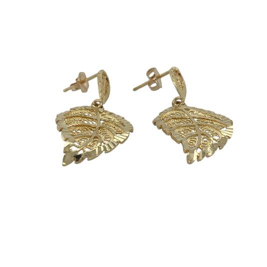 Bring intricate detail and graceful movement to your jewellery collection with these pre-owned 9ct yellow gold filigree leaf drop earrings, offering elegant craftsmanship and timeless appeal.
Design: The earrings feature delicate filigree leaf motifs in a drop style, creating an airy and flowing silhouette inspired by nature.
Material: Made from 9-carat yellow gold, the warm polished finish enhances the fine detailing and adds a soft golden glow.