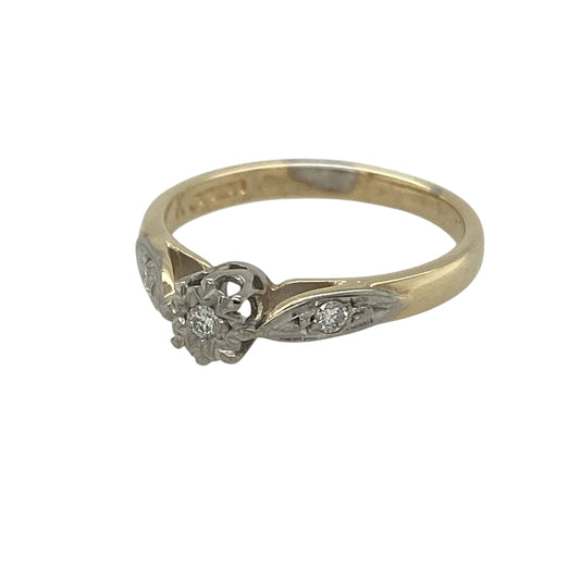 Bring timeless elegance and delicate sparkle to your jewellery collection with this pre-owned 9ct yellow gold & diamond illusion set solitaire ring, offering classic style with enhanced brilliance.
Design: The ring features a single diamond presented in an illusion setting, designed to maximise the appearance of the stone and create a refined focal point.
Material: Made from 9-carat yellow gold, the warm polished finish beautifully complements the bright sparkle of the diamond.