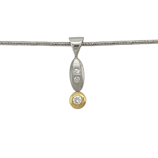Bring modern elegance and refined sparkle to your jewellery collection with this pre-owned 14ct white and yellow gold & diamond set drop pendant necklace, offering contemporary design with subtle contrast.
Design: The pendant features a sleek drop shape with a brushed effect finish and a rubover-set diamond, creating a clean and understated silhouette that sits beautifully at the neckline.