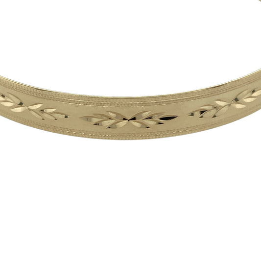 Bring practical elegance and classic detail to your jewellery collection with this pre-owned 9ct yellow gold patterned expanding bangle, offering versatile wear with timeless style.
Design: The bangle features a patterned finish with an expanding design, allowing it to open and adjust comfortably while maintaining a sleek and refined appearance.
Material: Made from 9-carat yellow gold, the warm polished tone enhances the patterned detailing and gives the bangle a classic golden glow.