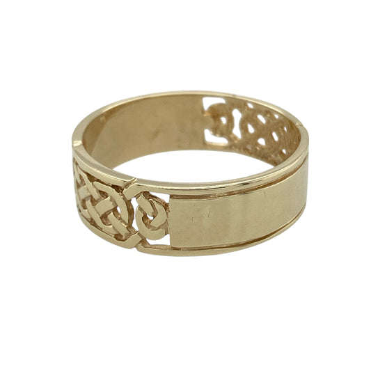 Bring timeless Celtic symbolism and bold style to your jewellery collection with this pre-owned 9ct yellow gold Celtic knot band ring, offering heritage-inspired design with a strong presence.
Design: The ring features a continuous Celtic knot pattern around the band, symbolising eternity and interconnectedness, with detailed and flowing design.
Material: Made from 9-carat yellow gold, the warm polished finish enhances the knot detailing and gives the ring a rich golden glow.
