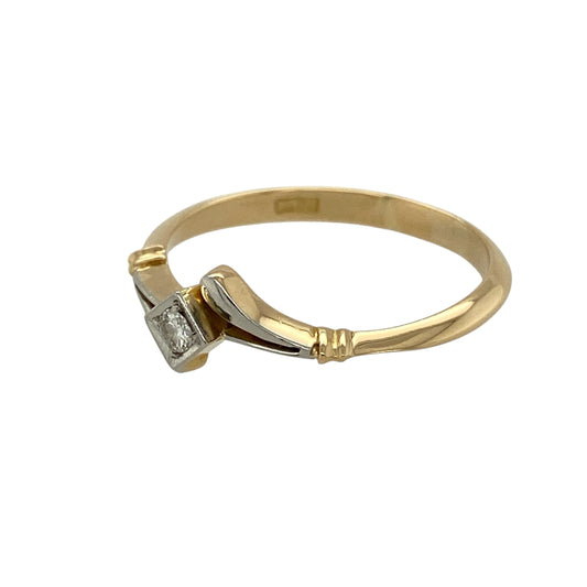 Bring vintage charm and classic elegance to your jewellery collection with this pre-owned 18ct yellow gold diamond set vintage twist solitaire ring, a beautifully styled piece with timeless appeal.
Design: The ring features a single diamond as the focal point, held within a graceful twist-style setting that adds movement and vintage character to the classic solitaire design.