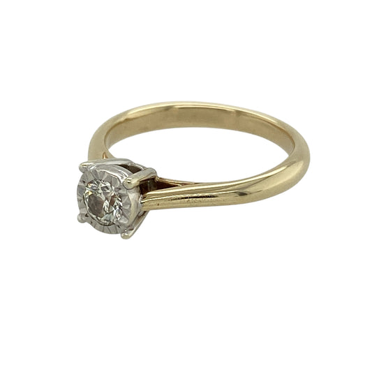 Bring classic sparkle and elegant simplicity to your jewellery collection with this pre-owned 9ct yellow gold diamond illusion set solitaire ring, a timeless design that maximises brilliance with refined style.
Design: The ring features a single diamond presented in an illusion-style setting, designed to enhance the appearance of size and sparkle while maintaining a clean, classic solitaire look.