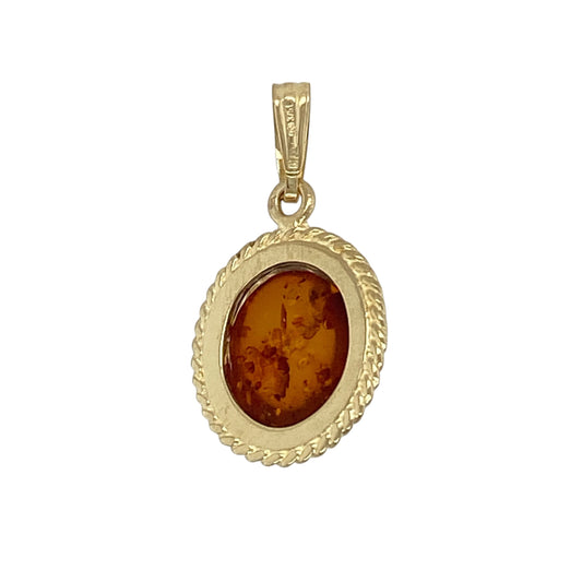Bring warm, natural tones and classic detailing to your jewellery collection with this pre-owned 9ct yellow gold amber set patterned edge oval pendant, a charming piece with timeless appeal.
Design: The pendant features an oval amber stone measuring 12mm by 10mm, framed by a patterned edge that adds texture and visual interest to the design.
Material: Made from polished 9-carat yellow gold, the warm golden tone beautifully complements the rich, honeyed colour of the amber.