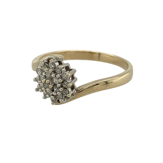 Bring elegant movement and classic sparkle to your jewellery collection with this pre-owned 9ct yellow gold diamond set cluster twist ring, a beautifully styled piece with timeless appeal.
Design: The ring features a cluster of diamonds arranged within a graceful twist-style setting, with the decorative front measuring 10mm high for a striking yet balanced presence.
Material: Made from polished 9-carat yellow gold, the warm tone enhances the brilliance of the diamonds and complements the flowing design.
