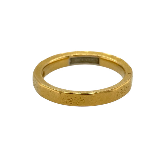 Bring rich heritage and timeless elegance to your jewellery collection with this pre-owned 22ct yellow gold faceted vintage Chester hallmarked band ring, a beautifully preserved piece with classic character.
Design: The ring features a traditional faceted band design, 3mm wide, offering subtle texture and reflective detail that enhances its vintage appeal.
Material: Made from high-purity 22-carat yellow gold, the warm, rich tone is characteristic of antique jewellery and adds to the ringβs enduring charm.