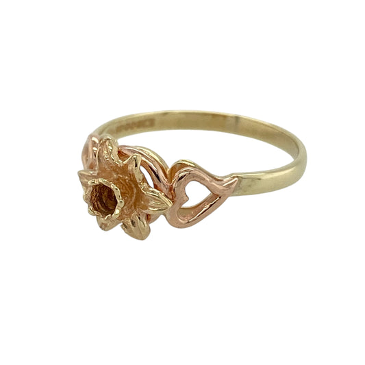 Bring meaningful symbolism and distinctive character to your jewellery collection with this pre-owned 9ct yellow and rose Welsh gold daffodil ring, a charming piece inspired by traditional Welsh design.
Design: The ring features the iconic daffodil motif to the front, a recognised symbol of Wales, with delicate heart details on the shoulders adding a romantic and decorative touch.