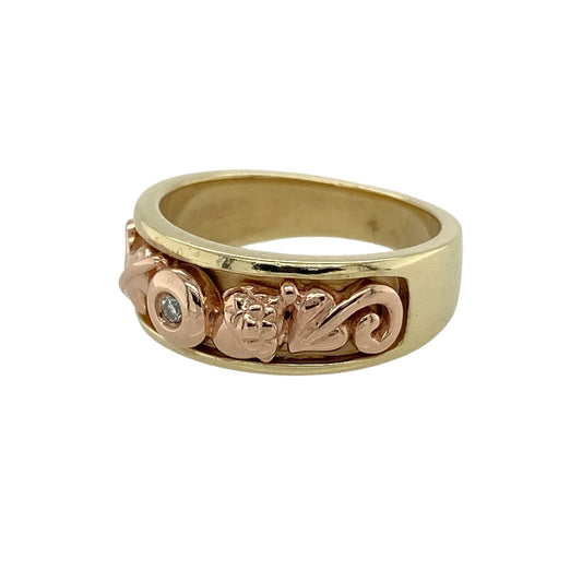 Bring symbolic heritage and refined elegance to your jewellery collection with this pre-owned 9ct yellow and rose gold Clogau Royal Oak acorn and leaf band ring, a distinctive design inspired by strength, growth, and longevity.
Design: This band features the iconic Royal Oak acorn and leaf motif across the front, representing endurance and new beginnings, accented with a subtle diamond detail for added sparkle.