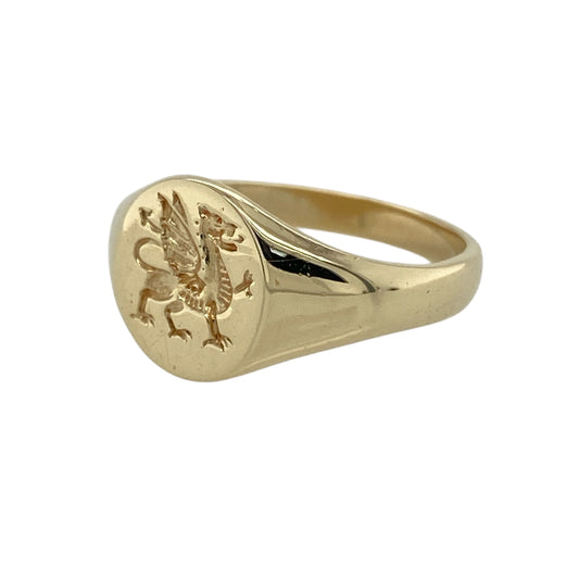 Bring bold symbolism and traditional Welsh character to your jewellery collection with this pre-owned 9ct yellow gold Welsh dragon oval signet ring, a distinctive piece rich in heritage and meaning.
Design: This ring features an oval-shaped signet head displaying the iconic Welsh dragon, a powerful symbol of strength and pride, presented in a classic and timeless style.
Material: Made from 9-carat yellow gold, the warm polished finish enhances the detail of the dragon motif and the ringβs enduring appeal.