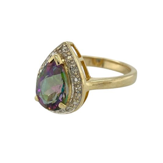 Bring captivating colour and elegant sparkle to your jewellery collection with this pre-owned 9ct yellow gold diamond and mystic topaz set teardrop ring, a striking design with eye-catching appeal.
Design: The ring features a vibrant teardrop-shaped mystic topaz at the centre, surrounded by small diamonds that enhance its iridescent colour and create a radiant halo effect.