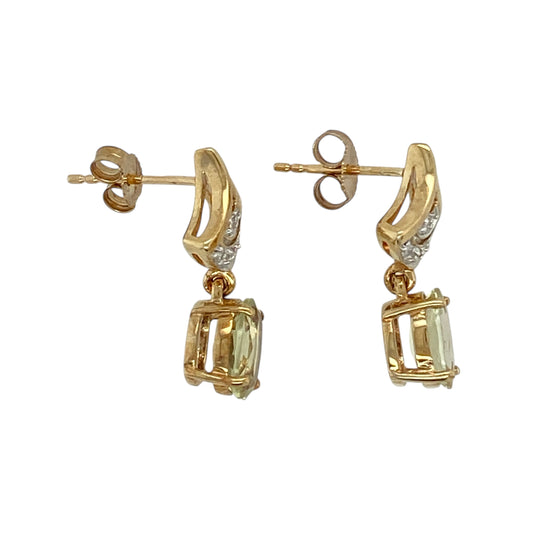 Bring vibrant colour and elegant sparkle to your jewellery collection with this pre-owned 9ct yellow gold diamond and green stone drop earrings, a graceful pair designed to add refined movement and charm.
Design: These drop earrings feature oval green stones suspended beneath diamond accents, creating a balanced and eye-catching design with classic appeal.