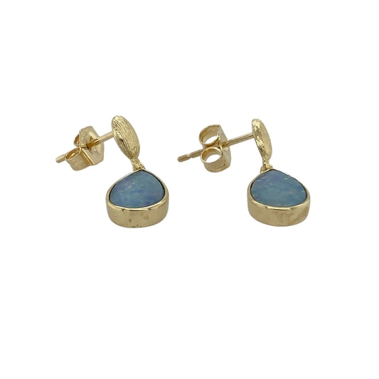 Bring soft iridescence and graceful movement to your jewellery collection with this pre-owned 9ct yellow gold opalique teardrop drop earrings, a delicate pair with timeless appeal.
Design: These drop earrings feature elegant teardrop-shaped opalique stones, displaying gentle flashes of colour and a refined, flowing silhouette.
Material: Made from 9-carat yellow gold, the warm polished finish beautifully complements the luminous tones of the opalique.