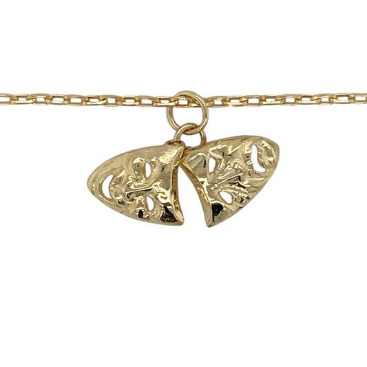 Bring theatrical symbolism and classic charm to your jewellery collection with this pre-owned 9ct yellow gold comedy and tragedy masks pendant necklace, a distinctive piece inspired by the timeless world of drama.
Design: The pendant features the iconic comedy and tragedy masks motif, symbolising theatre, performance, and the balance of emotion, suspended from a classic belcher chain for a traditional finish.
