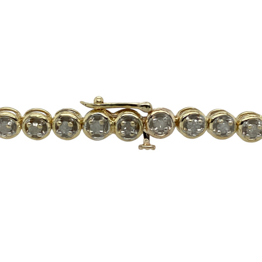 Bring refined sparkle and timeless elegance to your jewellery collection with this pre-owned 9ct yellow gold diamond set bracelet, a luxurious piece designed to shine with every movement.
Design: This bracelet features a classic and elegant design highlighted by diamond detailing throughout, creating a sophisticated look that works beautifully for both special occasions and elevated everyday wear.
