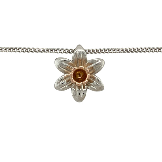 Bring symbolic beauty and Welsh heritage to your jewellery collection with this pre-owned 925 silver and 9ct rose gold Clogau daffodil pendant necklace.
Design: The pendant features the iconic Welsh daffodil motif, symbolising renewal and national pride, with a petite and elegant profile measuring approximately 1.6cm in length.
Material: Made from sterling silver with 9-carat rose gold detailing, the contrasting tones highlight the floral design and reflect Clogau’s signature style.